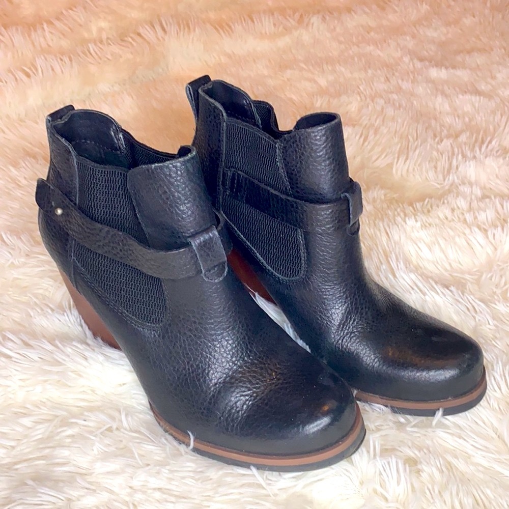 Korks Black Leather Brown Heel Ankle Booties Sz 7 NWOB